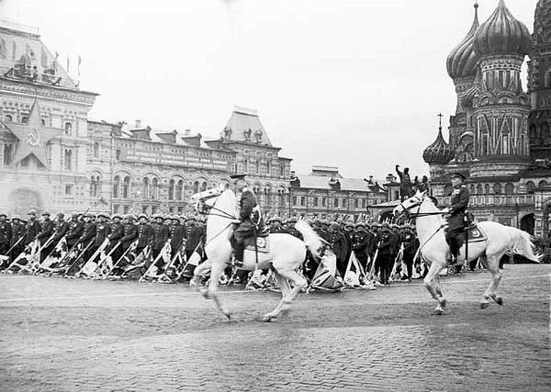 http://www.belarusguide.com/images/people/USSR_1945_Victory_Parad.jpg