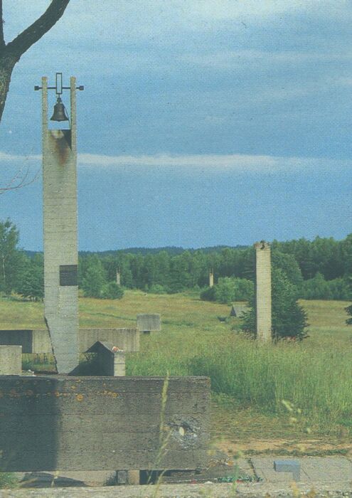 Khatyn_chimneys2.jpg (62736 bytes)